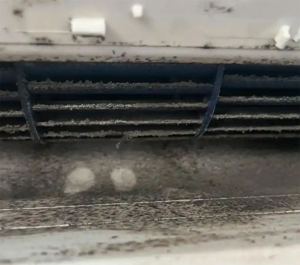 岳塘空调吹的风有股烧焦味是怎么回事